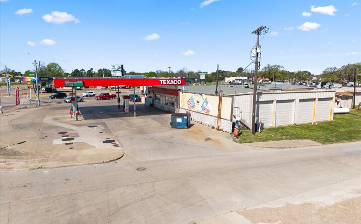 Pictures of Retail property located at 101 S Seven Pts Dr, Seven Points, TX 75143 for sales - image #1