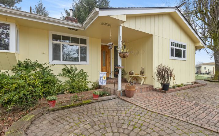 Pictures of Multifamily property located at 674 Youngs Ln, Roseburg, OR 97471 for sales - image #1