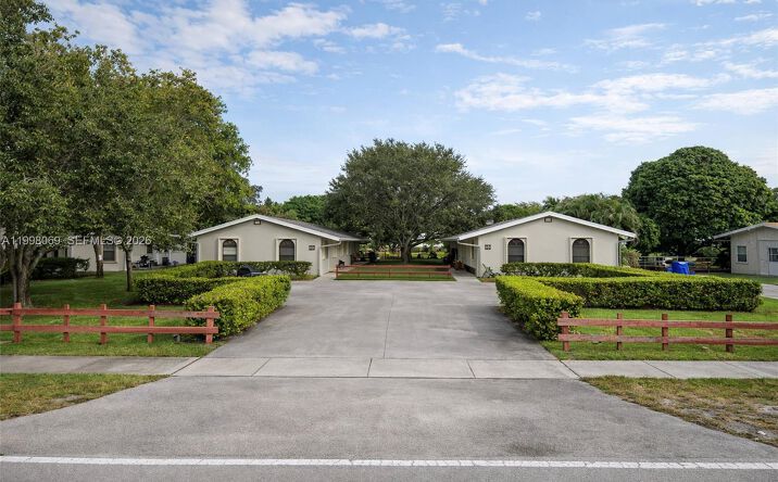 Pictures of Multifamily property located at 5629 Taft St, Hollywood, FL 33021 for sales - image #1