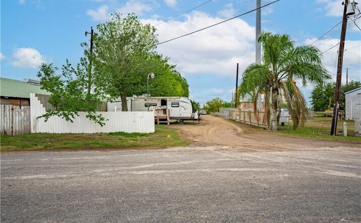Pictures of Multifamily property located at 106 S Arroyo Boulevard, Rio Hondo, TX 78583 for sales - image #1