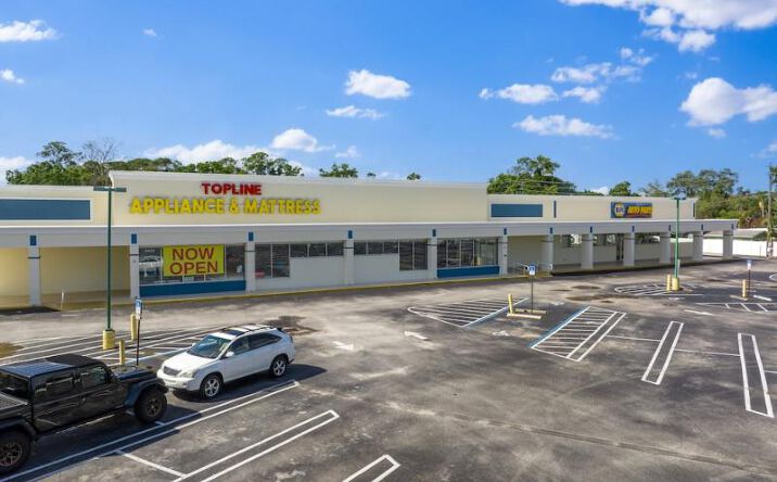 Pictures of Retail property located at 4425 20th Street, Vero Beach, FL 32960 for sales - image #1