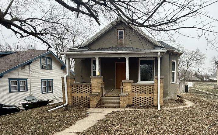 Pictures of Multifamily property located at 1820 S Nicollet St, Sioux City, IA 51106 for sales - image #1