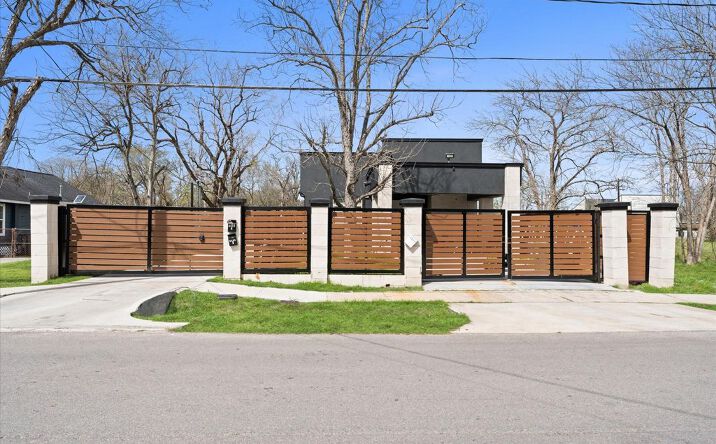 Pictures of Multifamily property located at 4929 Wilmington St, Houston, TX 77033 for sales - image #1
