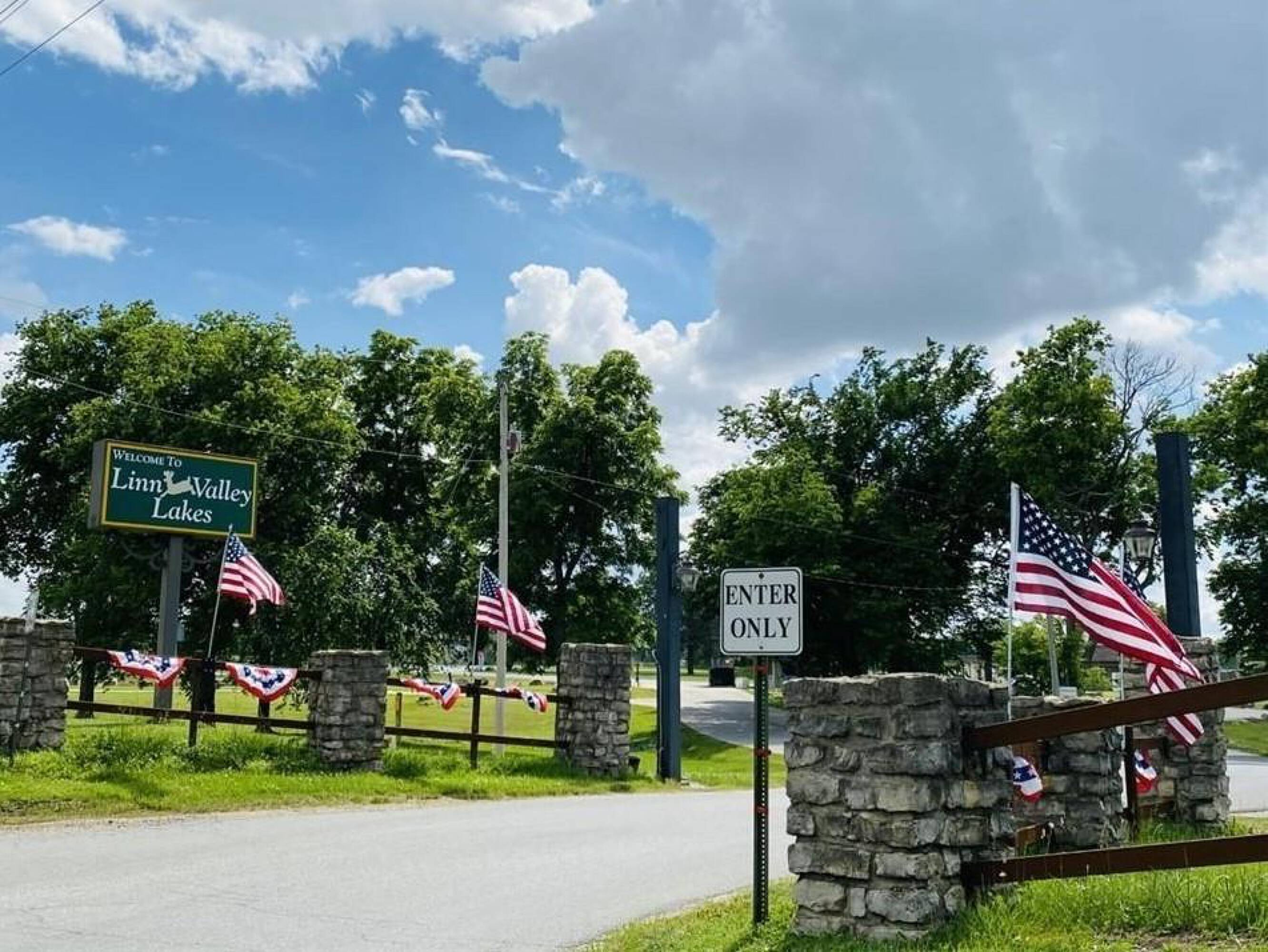 26 Foxwood Dr, Linn Valley, KS 66040