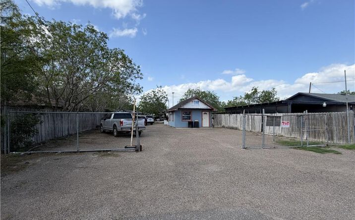 Pictures of Retail, Office, Industrial property located at 206 W Dicker Drive, Pharr, TX 78577 for sales - image #1