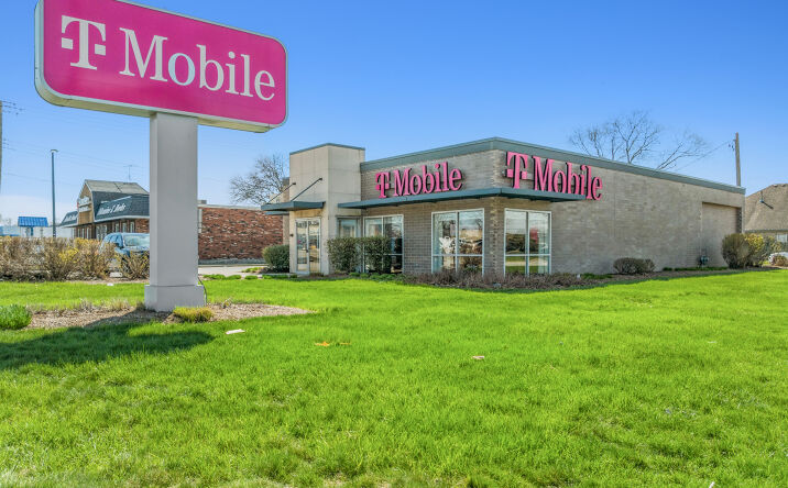 Pictures of Retail property located at 17640 Torrence Avenue, Lansing, IL 60438 for sales - image #1