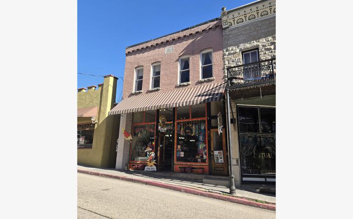 Pictures of Hospitality, Mixed Use, Retail property located at 87 Spring St, Eureka Springs, AR 72632 for sales - image #1