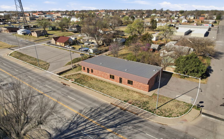 Pictures of Retail, Office, Industrial property located at 416 North 4th Street, Clinton, OK 73601 for sales - image #1