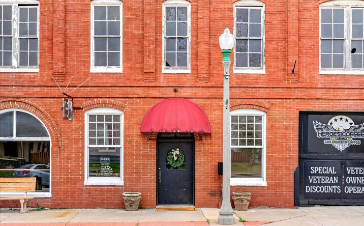Pictures of Retail, Mixed Use, Business for Sale property located at 33 W Olive St, Aurora, MO 65605 for sales - image #1
