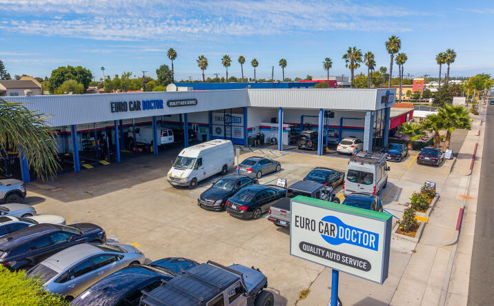 Pictures of Retail property located at 3005 Harbor Blvd, Costa Mesa, CA 92626 for sales - image #1