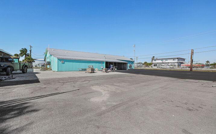 5261 Pine Island Rd, Bokeelia