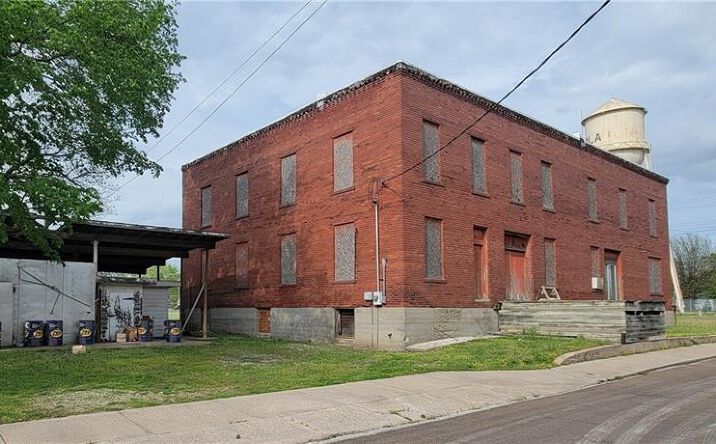 Pictures of Industrial property located at 512 E Monroe Street, Iola, KS 66749 for sales - image #1