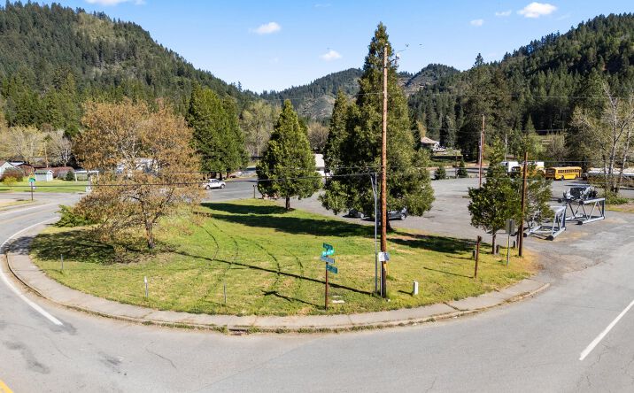 Pictures of Retail property located at 400 Old Highway S, Wolf Creek, OR 97497 for sales - image #1