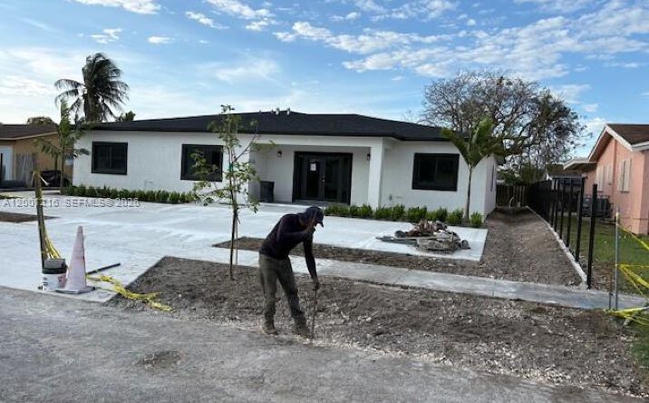 Pictures of Multifamily property located at 14231 SW 286th St, Homestead, FL 33033 for sales - image #1