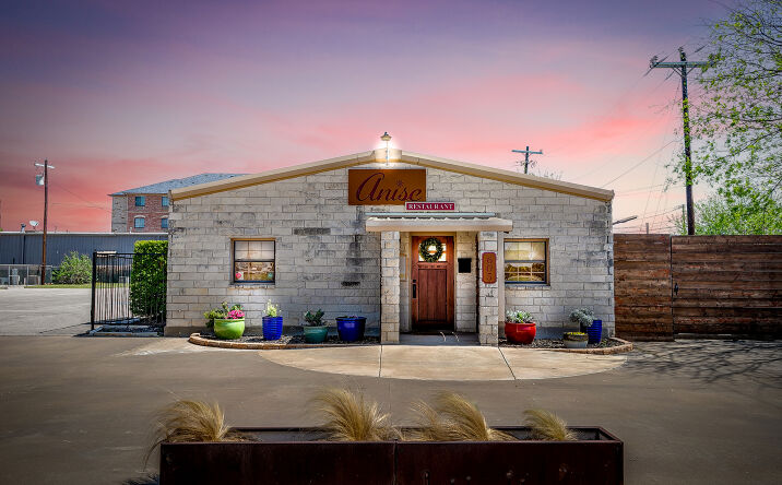 Pictures of Mixed Use, Office, Retail, Special Purpose property located at 605 Calinco Dr, Granbury, TX 76048 for sales - image #1