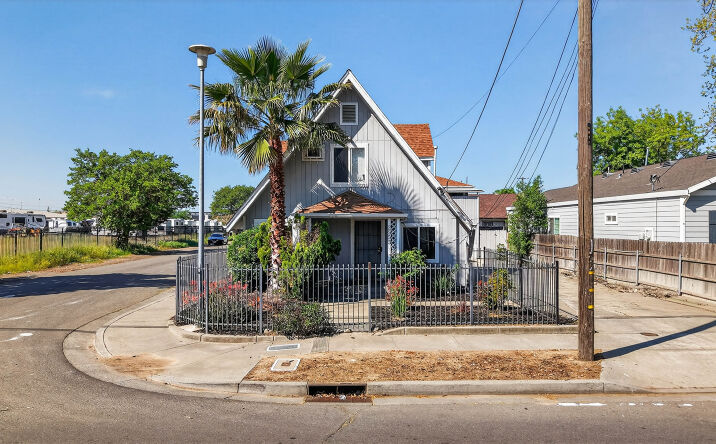 Pictures of Multifamily property located at 2553 Lexington St, Sacramento, CA 95815 for sales - image #1