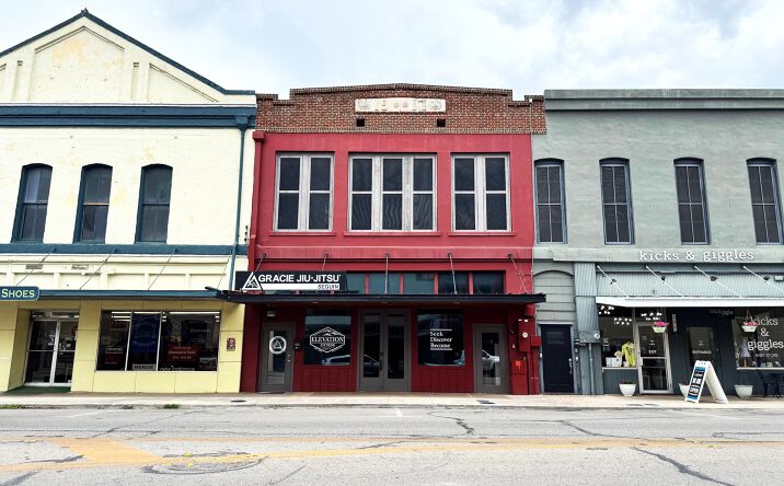Pictures of Office, Retail property located at 112 W Court St, Seguin, TX 78155 for sales - image #1