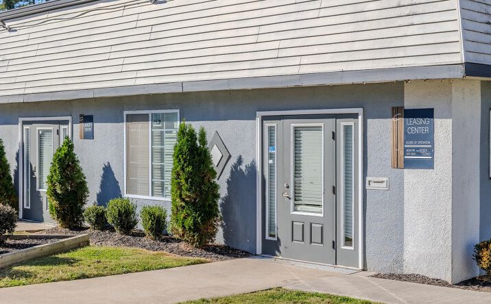 Pictures of Multifamily property located at 2700 Camp Creek Pkwy, College Park, GA 30337 for sales - image #1