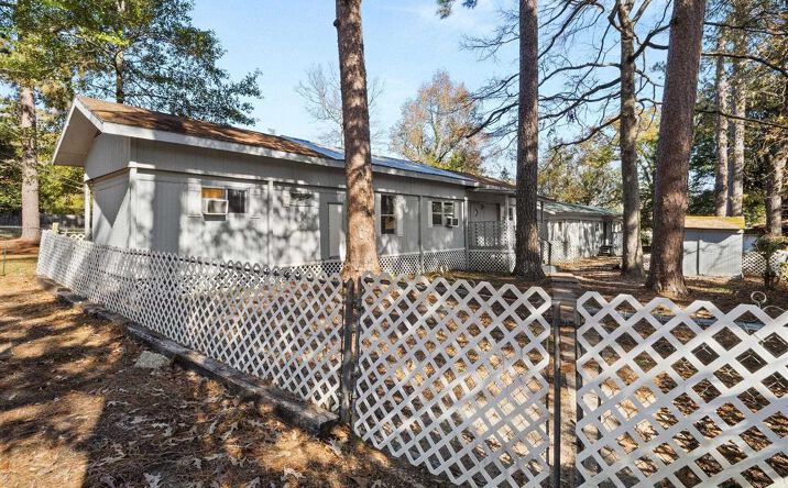 Pictures of Multifamily property located at 1609 S 10th Street A & B, Leesville, LA 71446 for sales - image #1