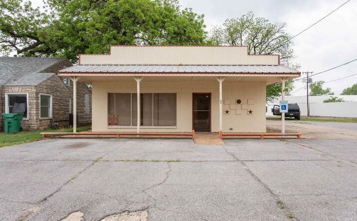 Pictures of Office property located at 203 N AVENUE D, Burkburnett, TX 76354 for sales - image #1