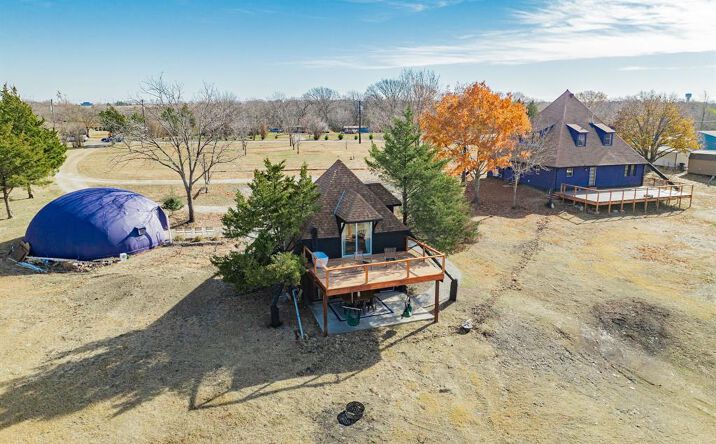 Pictures of Hospitality, Mixed Use, Office, Special Purpose property located at 691 Bear Rd, Van Alstyne, TX 75495 for sales - image #1