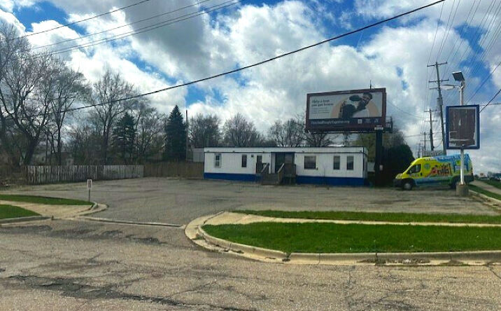 Pictures of Retail property located at 3003 West Saginaw Street, Lansing, MI 48917 for sales - image #1