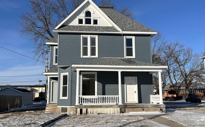 Pictures of Multifamily property located at 412 S 2nd Avenue E, Newton, IA 50208 for sales - image #1