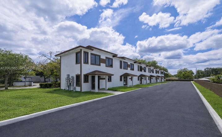Pictures of Multifamily property located at 4717 SW 32nd Ave, Dania Beach, FL 33312 for sales - image #1