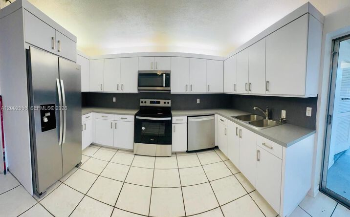 Pictures of Multifamily property located at 2051 NE 25th Ave, Pompano Beach, FL 33062 for sales - image #1