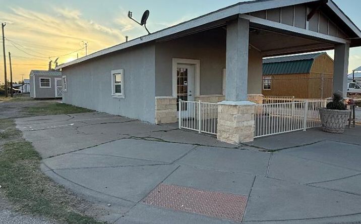 Pictures of Retail property located at 224 S Gaston Dr, Crane, TX 79731 for sales - image #1