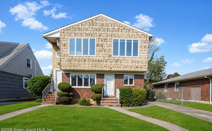 Pictures of Multifamily property located at 121 Evergreen Avenue, Staten Island, NY 10305 for sales - image #1
