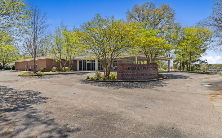 Pictures of Retail, Office, Special Purpose property located at 727 COX CREEK PKWY, FLORENCE, AL 35630 for sales - image #1