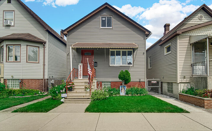 Pictures of Multifamily property located at 1421 Roberts Avenue, Whiting, IN 46394 for sales - image #1