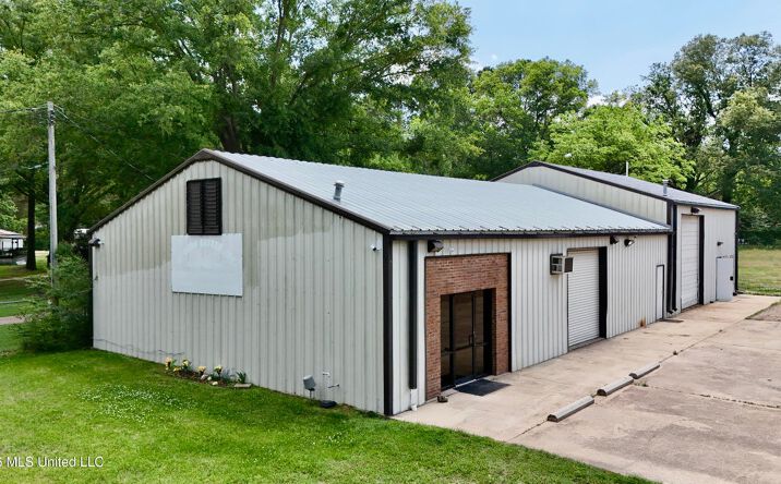 Pictures of Industrial property located at 8071 N McRaven Road, Clinton, MS 39056 for sales - image #1