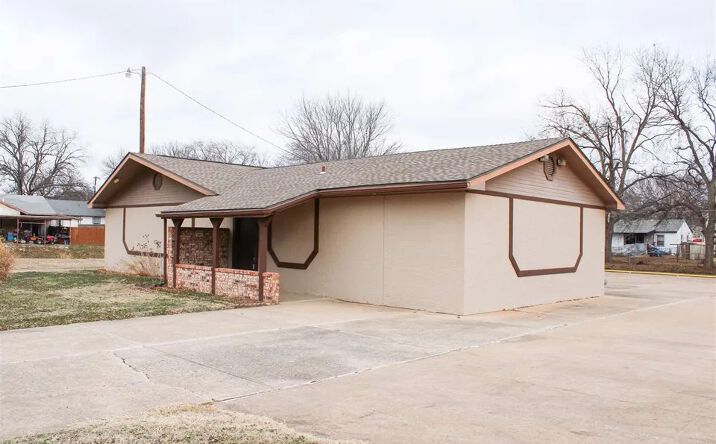Pictures of Mixed Use property located at 915 N Birch St, Ponca City, OK 74601 for sales - image #1