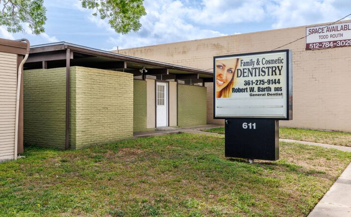 Pictures of Office property located at 611 N. Esplanade, Cuero, TX 77954 for sales - image #1