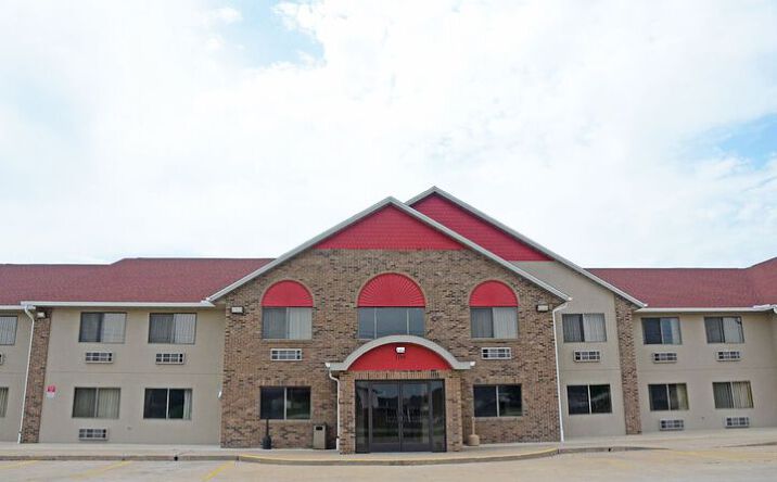 Pictures of Hospitality property located at 1150 E Linn St, Canton, IL 61520 for sales - image #1