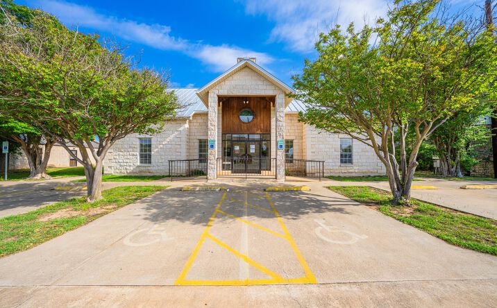 Pictures of Office property located at 204 W WINDCREST DR, FREDERICKSBURG, TX 78624-4408 for sales - image #1