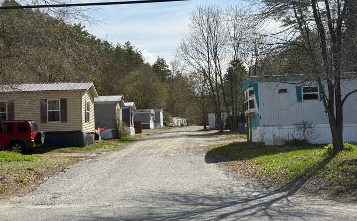 Pictures of Mobile Home Park property located at 384 LAKE AVE, LAKE LUZERNE, NY 12846 for sales - image #1