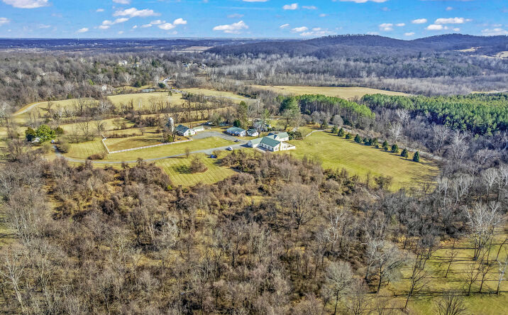 Pictures of Hospitality property located at 23130 Briar Patch Ln, Middleburg, VA 20117 for sales - image #1
