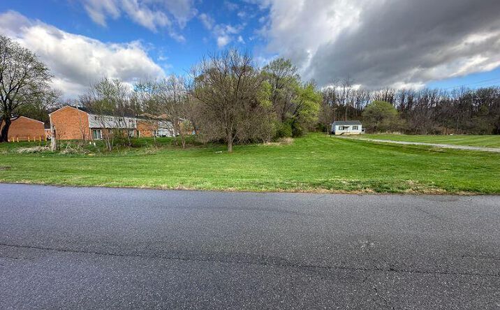 Pictures of Land property located at 0 Manning RD NE, Roanoke, VA 24012 for sales - image #1