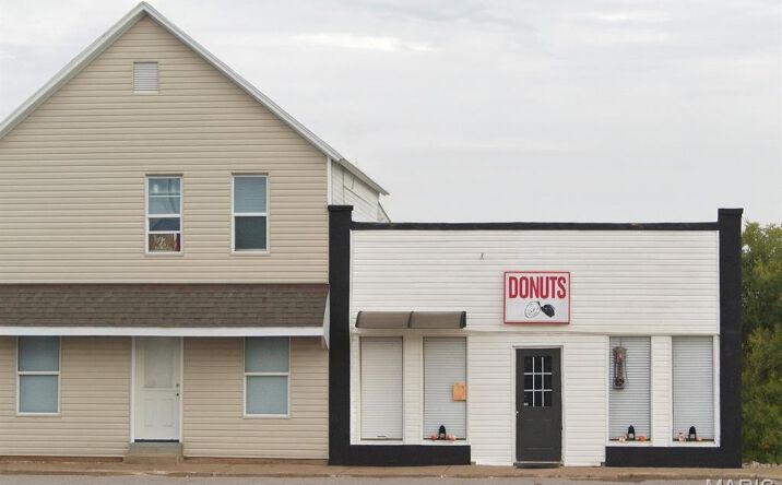 Pictures of Retail property located at 114 The Sq, Linn, MO 65051 for sales - image #1