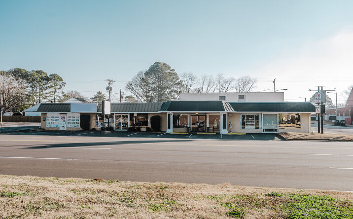 Pictures of Retail property located at 711 Woodward Ave, Muscle Shoals, AL 35661 for sales - image #1