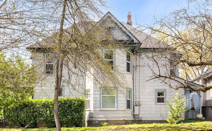 Pictures of Multifamily property located at 2735 SE CLINTON ST, PORTLAND, OR 97202-1394 for sales - image #1