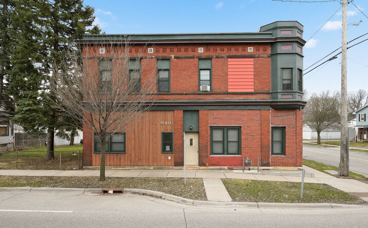 Pictures of Multifamily property located at 940 3rd Street East, St Paul, MN 55106 for sales - image #1