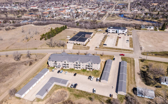 Pictures of Multifamily property located at 424 Winter Show Drive, Valley City, ND 58072 for sales - image #1