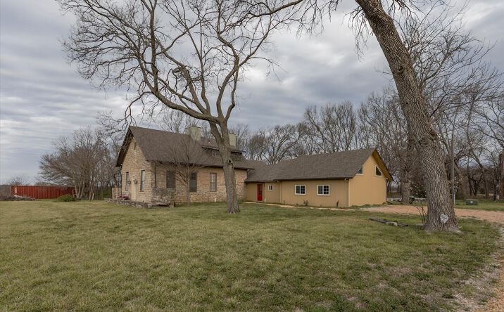 Pictures of Retail property located at 5040 East 141st Street, Carbondale, KS 66414 for sales - image #1