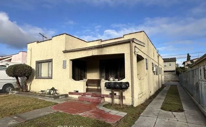 Pictures of Multifamily property located at 812 N Ridgewood, Los Angeles, CA 90038 for sales - image #1