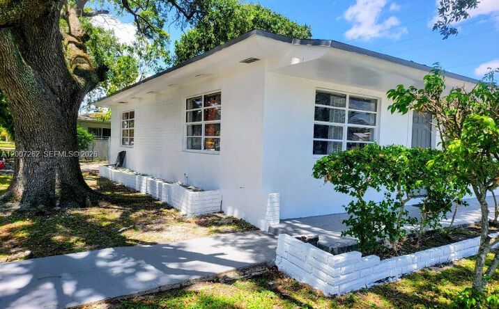 Pictures of Multifamily property located at 2099 NE 172 St, North Miami Beach, FL 33162 for sales - image #1