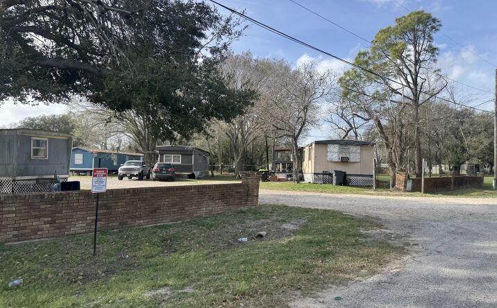 Pictures of Mobile Home Park property located at 4508 Mockingbird Ln, Bay City, TX 77414 for sales - image #1